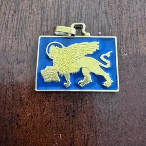 Winged lion 18k pendant
